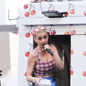 Katy Perry en promotion pour son morceau Cherry Pie à Times Square à New York le 28 avril 2017