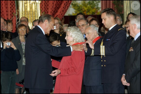 Danielle Darrieux faite Commandeur de la Légion d'honneur en 2005 par Jacques Chirac