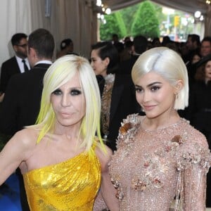 Donatella Versace et Kylie Jenner assistent au Met Gala 2017 au Metropolitan Museum of Art. New York, le 1er mai 2017.
