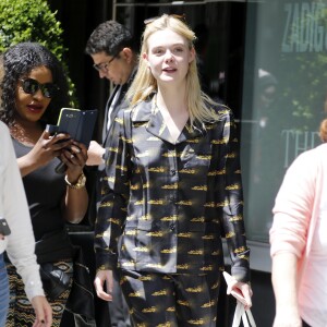 Elle Fanning quitte le Mark Hotel à New York, habillée d'un chemisier et d'un pantalon Prada. Le 2 mai 2017.