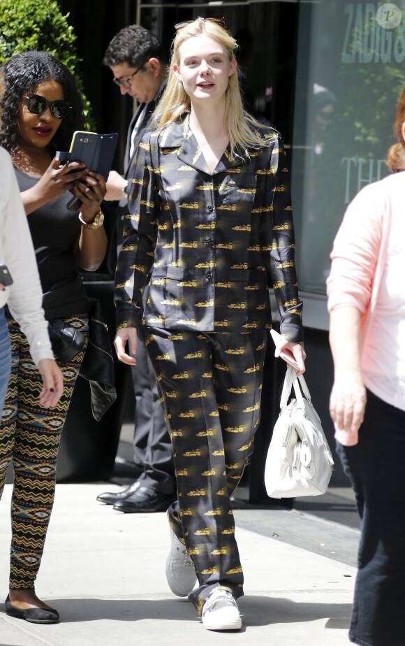Elle Fanning quitte le Mark Hotel à New York, habillée d'un chemisier et d'un pantalon Prada. Le 2 mai 2017.