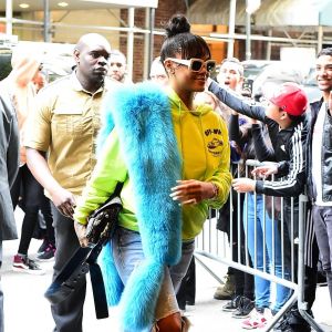 Rihanna arrive à l'hôtel The Carlyle habillée d'un pull Off-White™, d'un jean et de chaussures Vetements. Des lunettes de soleil Raen, une étole en fourrure Pologeorgis et un sac Christian Dior accessoirisent sa tenue. New York, le 1er mai 2017.