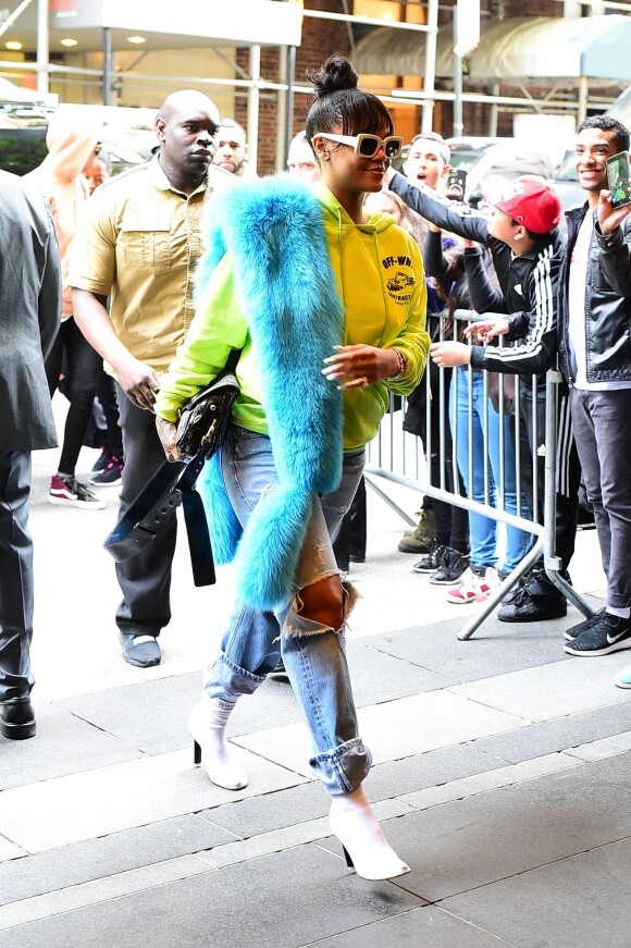 Rihanna arrive à l'hôtel The Carlyle habillée d'un pull Off-White™, d'un jean et de chaussures Vetements. Des lunettes de soleil Raen, une étole en fourrure Pologeorgis et un sac Christian Dior accessoirisent sa tenue. New York, le 1er mai 2017.