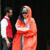 Rita Ora quitte l'hôtel The Bowery à New York, habillée d'une parka Dsquared² x K-WAY et chaussée de bottines Dsquared² (collection automne 2017). New York, le 1er mai 2017.