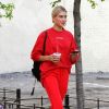 Hailey Baldwin se balade à New York, habillée d'un pull Balenciaga, d'un jogging Danielle Guizio et de chaussures Dsquared². Le mannequin porte un sac à dos Saint Laurent. Le 28 avril 2017.