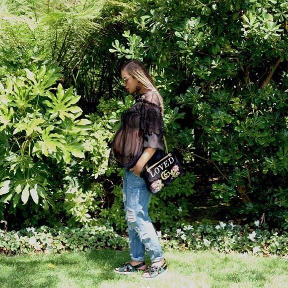 Photo de Beyoncé publiée le 4 mai 2017. La chanteuse porte un top Alberta Ferretti, un jean Topshop et des sandales Marni. Des lunettes de soleil Miu Miu et un sac Gucci accessoirisent sa tenue.