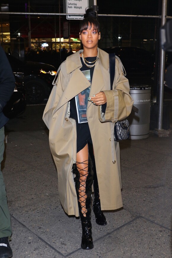 Rihanna à New York, porte un trench-coat JUUN.J (collection automne-hiver 2017), un t-shirt à l'effigie de Tony Montana (héros du film "Scarface"), un sac Christian Dior et des bottes Ben Taverniti™ Unravel Project. New York, le 3 mai 2017.