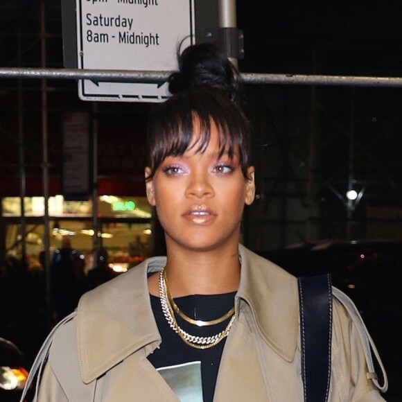 Rihanna à New York, porte un trench-coat JUUN.J (collection automne-hiver 2017), un t-shirt à l'effigie de Tony Montana (héros du film "Scarface"), un sac Christian Dior et des bottes Ben Taverniti™ Unravel Project. New York, le 3 mai 2017.