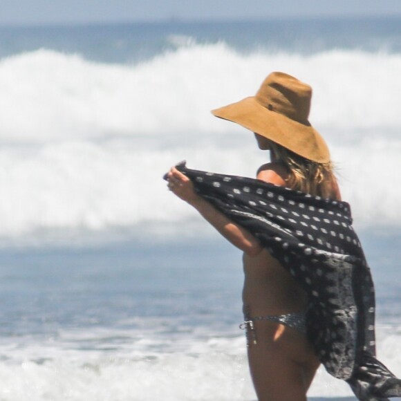 Exclusif - Heidi Klum et son compagnon Vito Schnabel passent une journée romantique sur une plage au Costa Rica. Le 14 avril 2017.