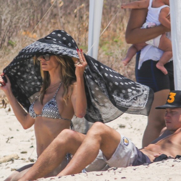 Exclusif - Heidi Klum et son compagnon Vito Schnabel passent une journée romantique sur une plage au Costa Rica. Le 14 avril 2017.