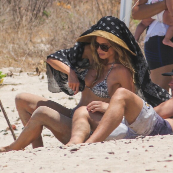 Exclusif - Heidi Klum et son compagnon Vito Schnabel passent une journée romantique sur une plage au Costa Rica. Le 14 avril 2017.
