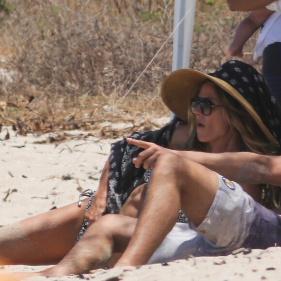 Exclusif - Heidi Klum et son compagnon Vito Schnabel passent une journée romantique sur une plage au Costa Rica. Le 14 avril 2017.