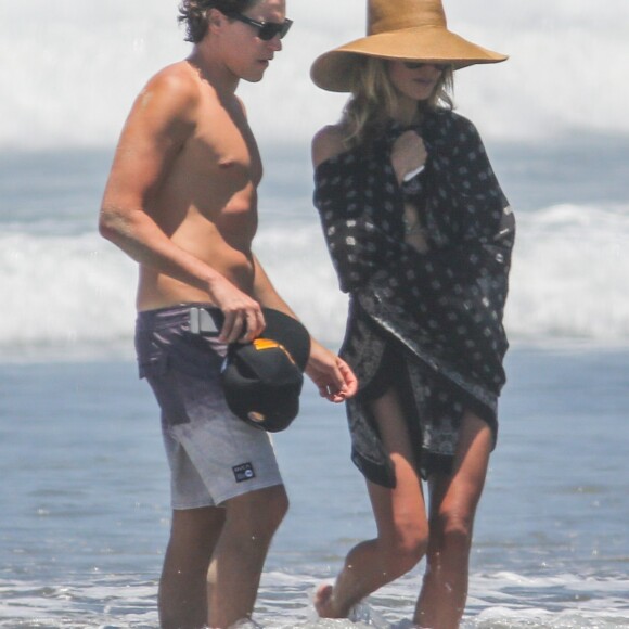 Exclusif - Heidi Klum et son compagnon Vito Schnabel passent une journée romantique sur une plage au Costa Rica. Le 14 avril 2017.