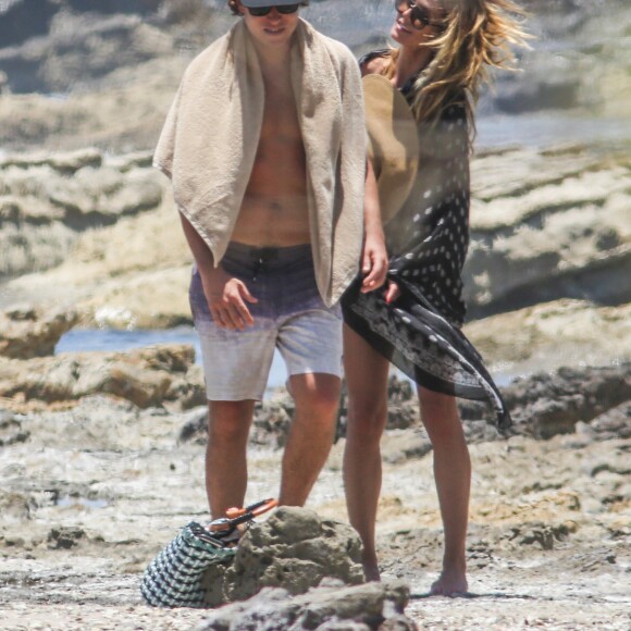 Exclusif - Heidi Klum et son compagnon Vito Schnabel passent une journée romantique sur une plage au Costa Rica. Le 14 avril 2017.