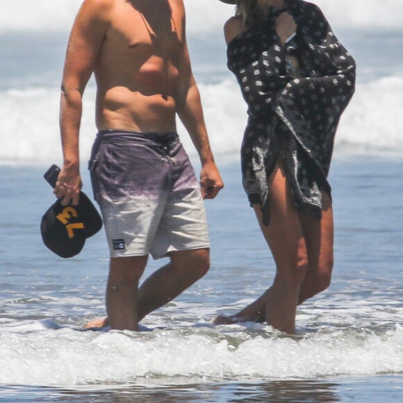 Exclusif - Heidi Klum et son compagnon Vito Schnabel passent une journée romantique sur une plage au Costa Rica. Le 14 avril 2017.