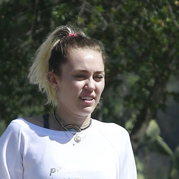 Exclusif - Miley Cyrus et son fiancé Liam Hemsworth sont allés se balader en amoureux sur les hauteurs de Los Angeles, le 16 mars 2017