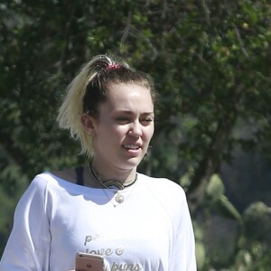 Exclusif - Miley Cyrus et son fiancé Liam Hemsworth sont allés se balader en amoureux sur les hauteurs de Los Angeles, le 16 mars 2017