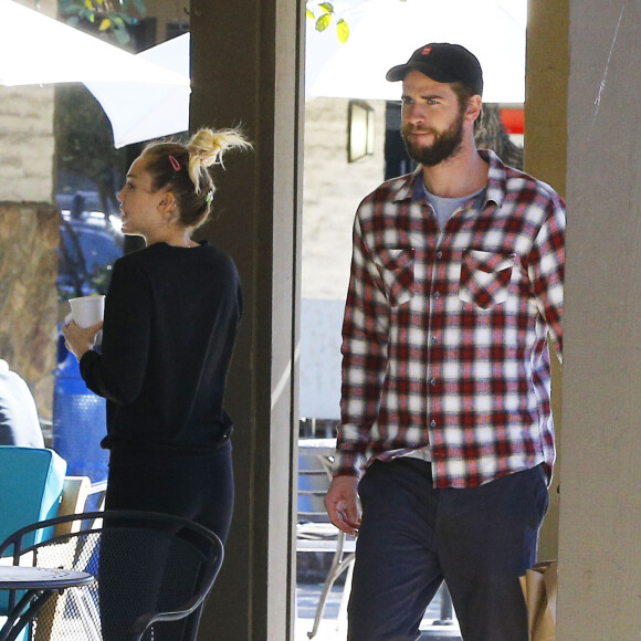 Exclusif - Miley Cyrus et son compagnon Liam Hemsworth à Malibu le 6 janvier 2017