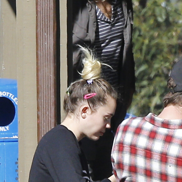 Exclusif - Miley Cyrus et son compagnon Liam Hemsworth à Malibu le 6 janvier 2017