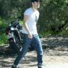 Exclusif - Paul Wesley (série 'Vampire Diaries') fait une pause en bord de route lors d'une balade en moto avec un ami à Beverly Hills, le 14 février 2017