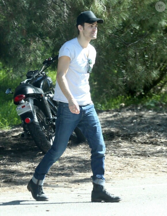 Exclusif - Paul Wesley (série 'Vampire Diaries') fait une pause en bord de route lors d'une balade en moto avec un ami à Beverly Hills, le 14 février 2017