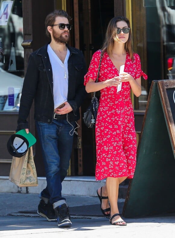 Paul Wesley et sa petite amie Phoebe Tonkin se promènent dans les rues de New York, le 9 juin 2016