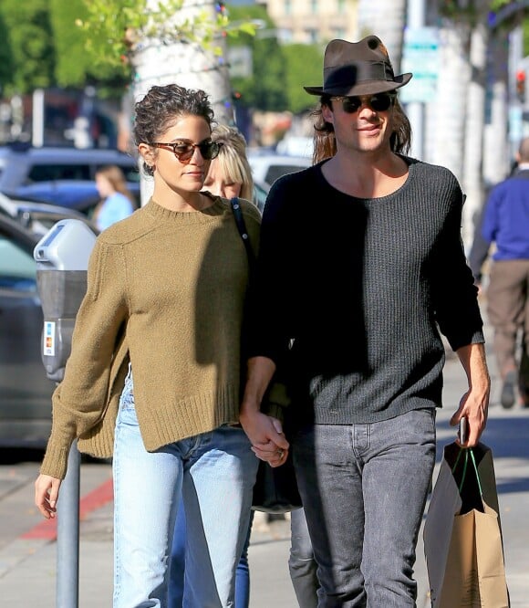 Exclusif - Nikki Reed et son mari Ian Somerhalder se promènent main dans la main dans la rue à Beverly Hills, le 21 novembre 2016