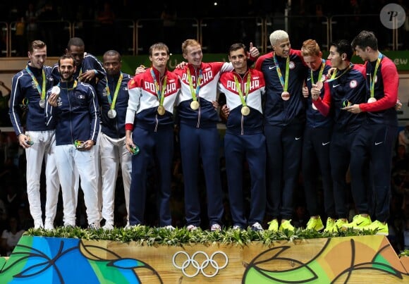 L'équipe de France de Fleuret (Jeremy Cadot, Erwan le Pechoux, Enzo Lefort et Jean-Paul Tony Helissey) médaille d'argent par équipe lors des Jeux Olympiques (JO) de Rio 2016 à Rio de Janeiro le 12 aout 2016.