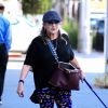 Carrie Fisher sort avec son chien à Beverly Hills le 29 septembre 2016.