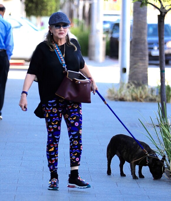 Carrie Fisher sort avec son chien à Beverly Hills le 29 septembre 2016.