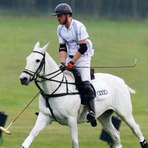 Le prince Harry disputait le 6 mai 2017, en présence de sa compagne Meghan Markle, l'Audi Polo Challenge au club de polo de Coworth Park à Ascot.