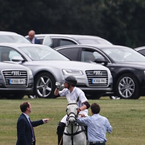 Le prince Harry prenait part le 6 mai 2017, sous le regard de sa compagne Meghan Markle, à l'Audi Polo Challenge au club de polo de Coworth Park à Ascot.