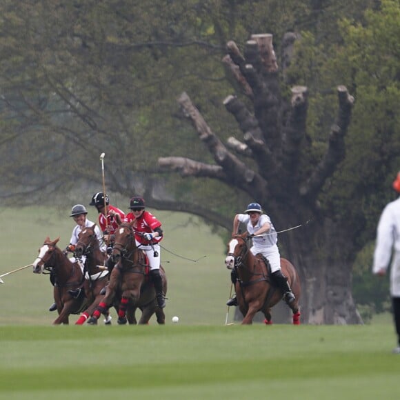 Le prince Harry prenait part le 6 mai 2017, sous le regard de sa compagne Meghan Markle, à l'Audi Polo Challenge au club de polo de Coworth Park à Ascot.