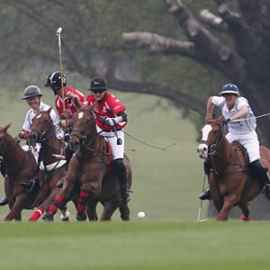 Le prince Harry prenait part le 6 mai 2017, sous le regard de sa compagne Meghan Markle, à l'Audi Polo Challenge au club de polo de Coworth Park à Ascot.