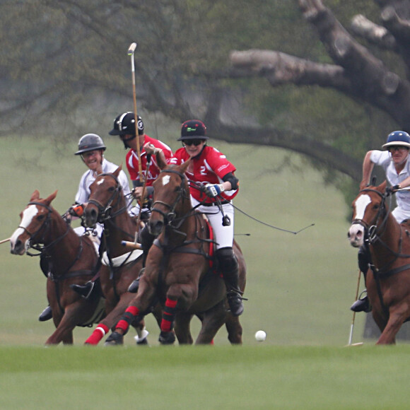 Le prince Harry prenait part le 6 mai 2017, sous le regard de sa compagne Meghan Markle, à l'Audi Polo Challenge au club de polo de Coworth Park à Ascot.