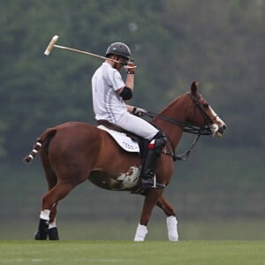 Le prince Harry prenait part le 6 mai 2017, sous le regard de sa compagne Meghan Markle, à l'Audi Polo Challenge au club de polo de Coworth Park à Ascot.