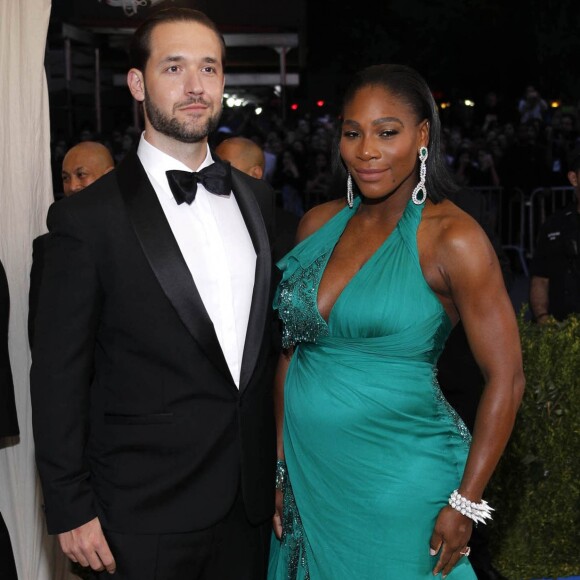 Serena Williams, enceinte de son premier enfant, et son compagnon Alexis Ohanian lors du Met Gala 2017 organisé par le Costume Institute Gala sur le thème de "Rei Kawakubo/Comme des Garçons: Art Of The In-Between" à New York le 1er mai 2017.