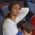 Antonella Roccuzzo, compagne de Lionel Messi, avec ses enfants Mateo et Thiago lors du match FC Barcelone - Villarreal au Camp Nou à Barcelone le 6 mai 2017.