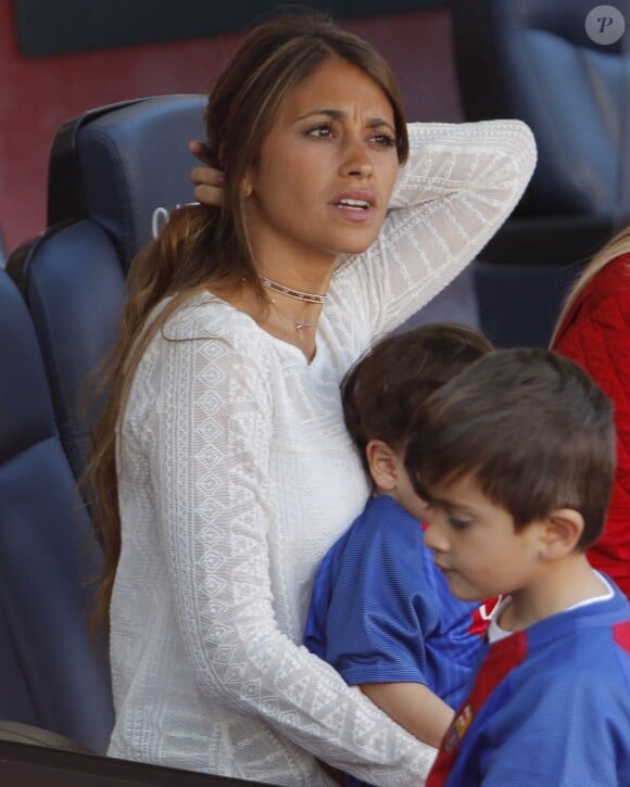 Antonella Roccuzzo, compagne de Lionel Messi, avec ses enfants Mateo et Thiago lors du match FC Barcelone - Villarreal au Camp Nou à Barcelone le 6 mai 2017.