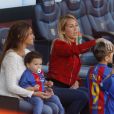  Antonella Roccuzzo (en blanc), compagne de Lionel Messi, et Sofia Balbi (en rouge), compagne de Luis Suarez, ont assisté avec leurs enfants (Mateo et Thiago pour la première, Delfina et Benjamin pour la seconde) au match FC Barcelone - Villarreal au Camp Nou à Barcelone le 6 mai 2017.  