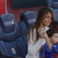  Antonella Roccuzzo (en blanc), compagne de Lionel Messi, et Sofia Balbi (en rouge), compagne de Luis Suarez, ont assisté avec leurs enfants (Mateo et Thiago pour la première, Delfina et Benjamin pour la seconde) au match FC Barcelone - Villarreal au Camp Nou à Barcelone le 6 mai 2017.  