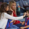Antonella Roccuzzo (en blanc), compagne de Lionel Messi, et Sofia Balbi (en rouge), compagne de Luis Suarez, ont assisté avec leurs enfants (Mateo et Thiago pour la première, Delfina et Benjamin pour la seconde) au match FC Barcelone - Villarreal au Camp Nou à Barcelone le 6 mai 2017. 