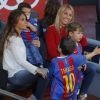 Antonella Roccuzzo (en blanc), compagne de Lionel Messi, et Sofia Balbi (en rouge), compagne de Luis Suarez, ont assisté avec leurs enfants (Mateo et Thiago pour la première, Delfina et Benjamin pour la seconde) au match FC Barcelone - Villarreal au Camp Nou à Barcelone le 6 mai 2017.