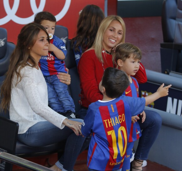 Antonella Roccuzzo (en blanc), compagne de Lionel Messi, et Sofia Balbi (en rouge), compagne de Luis Suarez, ont assisté avec leurs enfants (Mateo et Thiago pour la première, Delfina et Benjamin pour la seconde) au match FC Barcelone - Villarreal au Camp Nou à Barcelone le 6 mai 2017. 