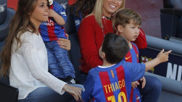 Lionel Messi et Luis Suarez: Avec femmes et enfants au Camp Nou, pause tendresse