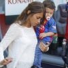Antonella Roccuzzo, compagne de Lionel Messi, emmène son petit Mateo sur la pelouse du stade lors du match FC Barcelone - Villarreal au Camp Nou à Barcelone le 6 mai 2017.