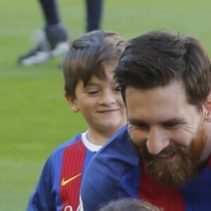 Lionel Messi a été rejoint par ses fils Thiago (4 ans) et Mateo (1 an) lors du match FC Barcelone - Villarreal au Camp Nou à Barcelone le 6 mai 2017.