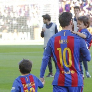 Lionel Messi a été rejoint par ses fils Thiago (4 ans) et Mateo (1 an) lors du match FC Barcelone - Villarreal au Camp Nou à Barcelone le 6 mai 2017.