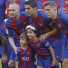 Luis Suarez avec ses enfants Delfina et Benjamin lors du match FC Barcelone - Villarreal au Camp Nou à Barcelone le 6 mai 2017.