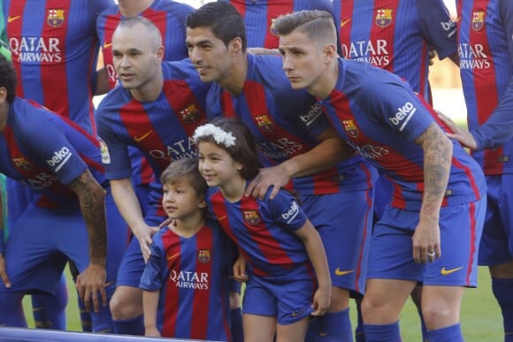 Luis Suarez avec ses enfants Delfina et Benjamin lors du match FC Barcelone - Villarreal au Camp Nou à Barcelone le 6 mai 2017.